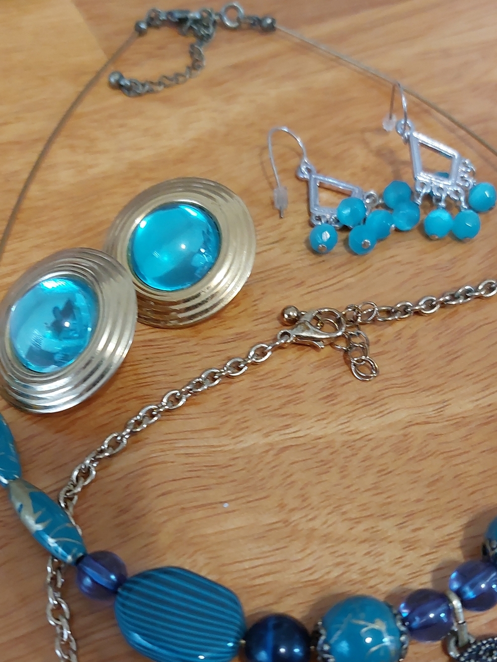 Vintage Teal Turquoise Costume Jewelry Lot 3 Necklaces 5 Pairs Earrings Set Boho - Picture 5 of 8